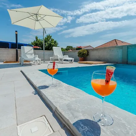Luscinia Villa *