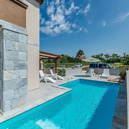 Luscinia Villa