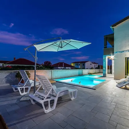 Luscinia Villa
